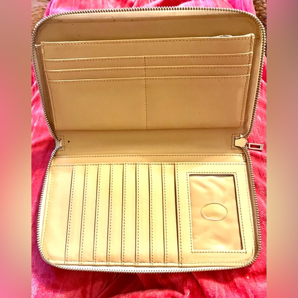 Guess 1981 Vintage XL Black & White
Wallet with many compartments - Picture 2 of 5